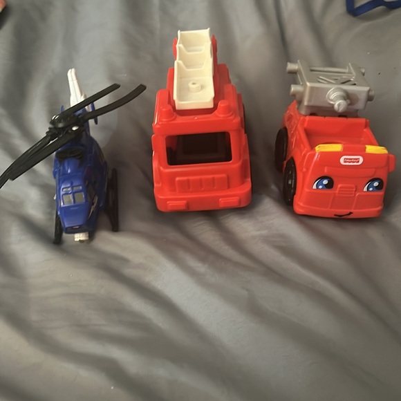 Tonka helicopter lights up and makes helicopter sounds and 2 fire trucks - Picture 3 of 9